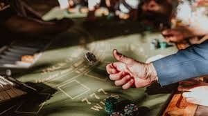 মোবাইলে ক্রিকেট ম্যাচ সেন্টার দেখার দৃশ্য